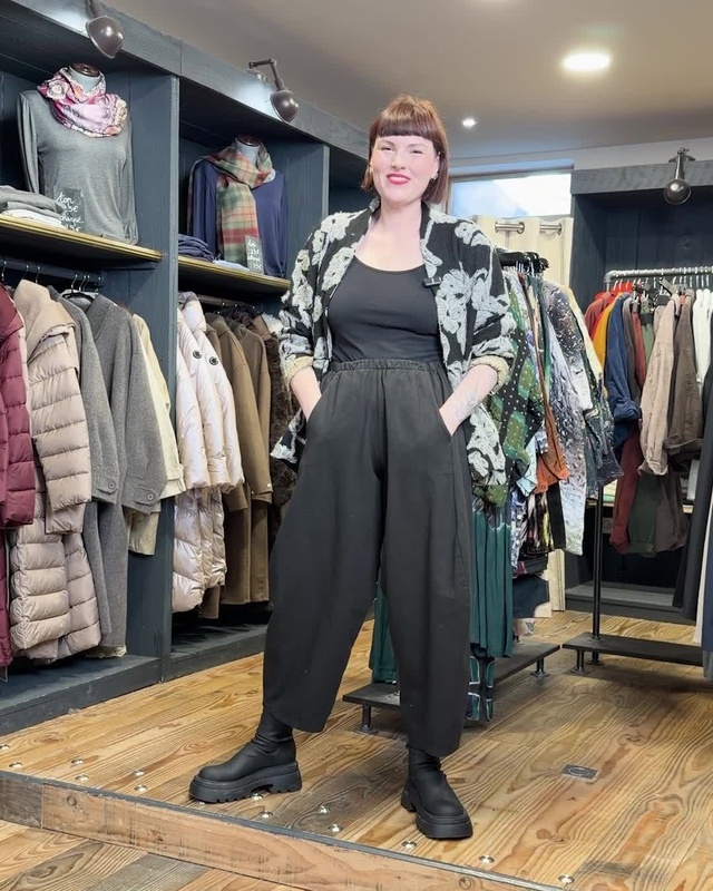 Le Look du jour !
ㅤ
Veste - 265€
Pantalon - 99€
ㅤ
Retrouvez toute notre collection en boutique :
Villa Pera – 6 rue Sain