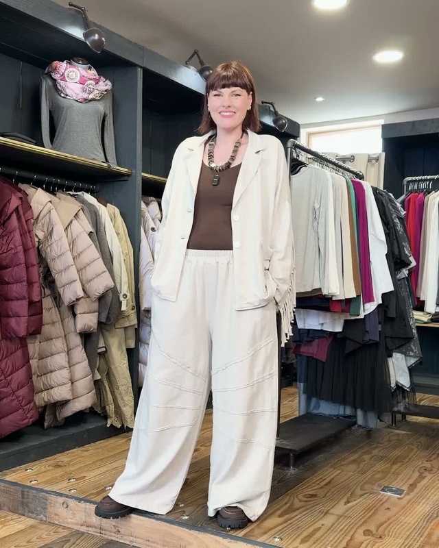 Le Look du jour !

Veste - 129€
Top - 25€
Pantalon - 119€
Collier - 45€

Un coup de cœur sur ce look ?
Contactez-nous au