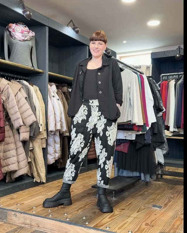 Le Look du jour !

Veste - 99€
Top - 25€
Pantalon - 109€

Un coup de cœur sur ce look ?
Contactez-nous au 02 33 83 51 06